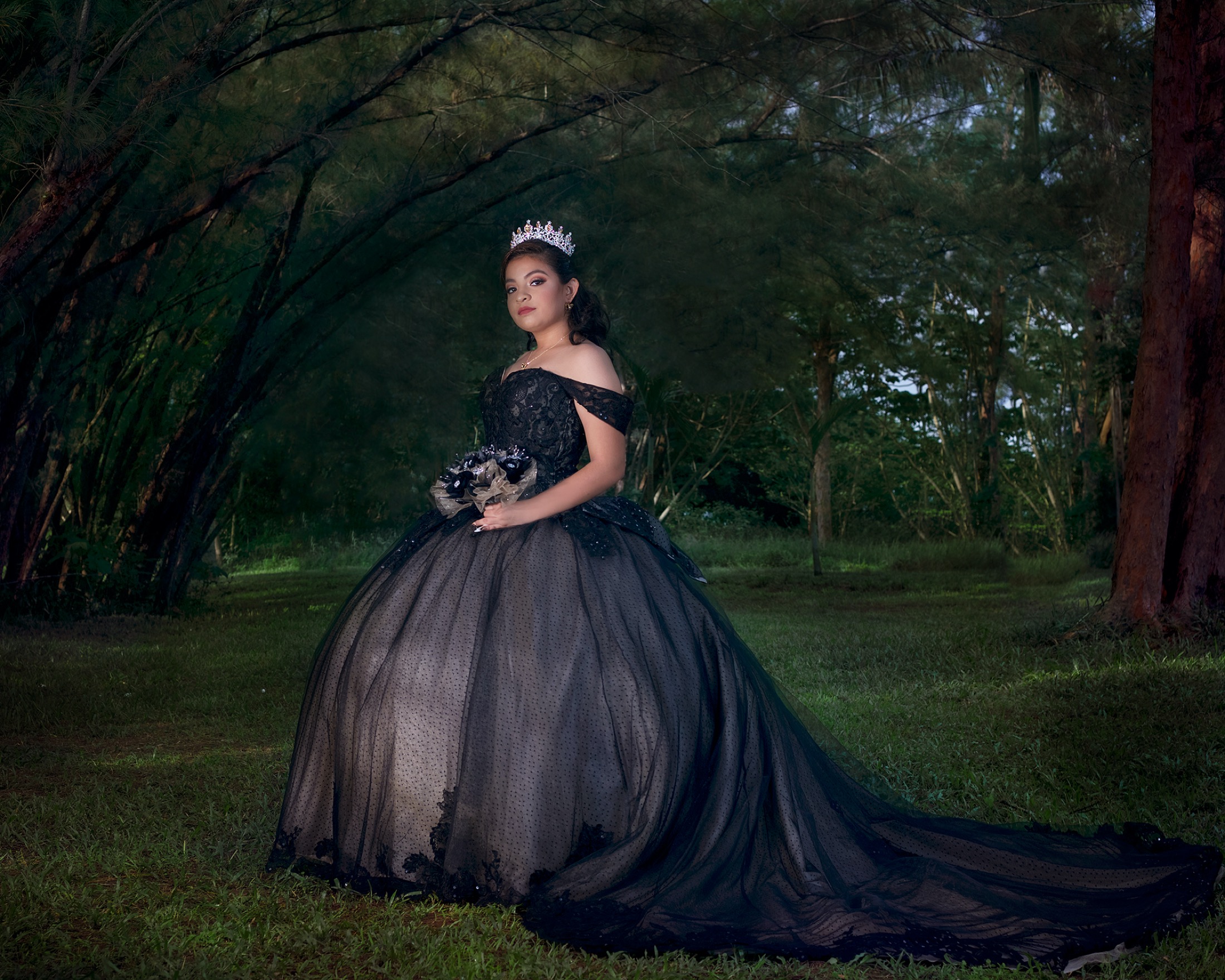 Retrato de quinceañera en vestido negro en locación natural