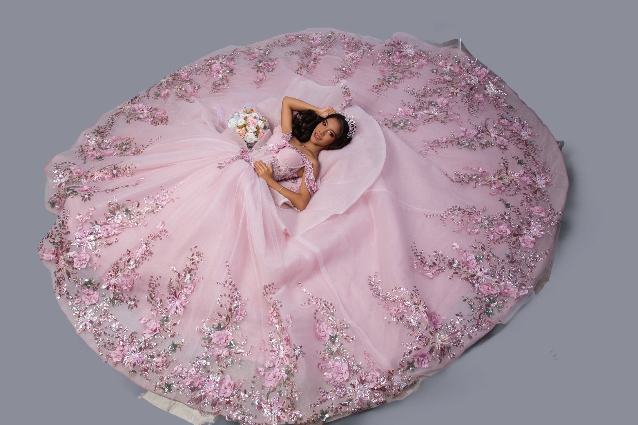 Retrato Fine Art cenital de quinceañera con vestido rosa extendido