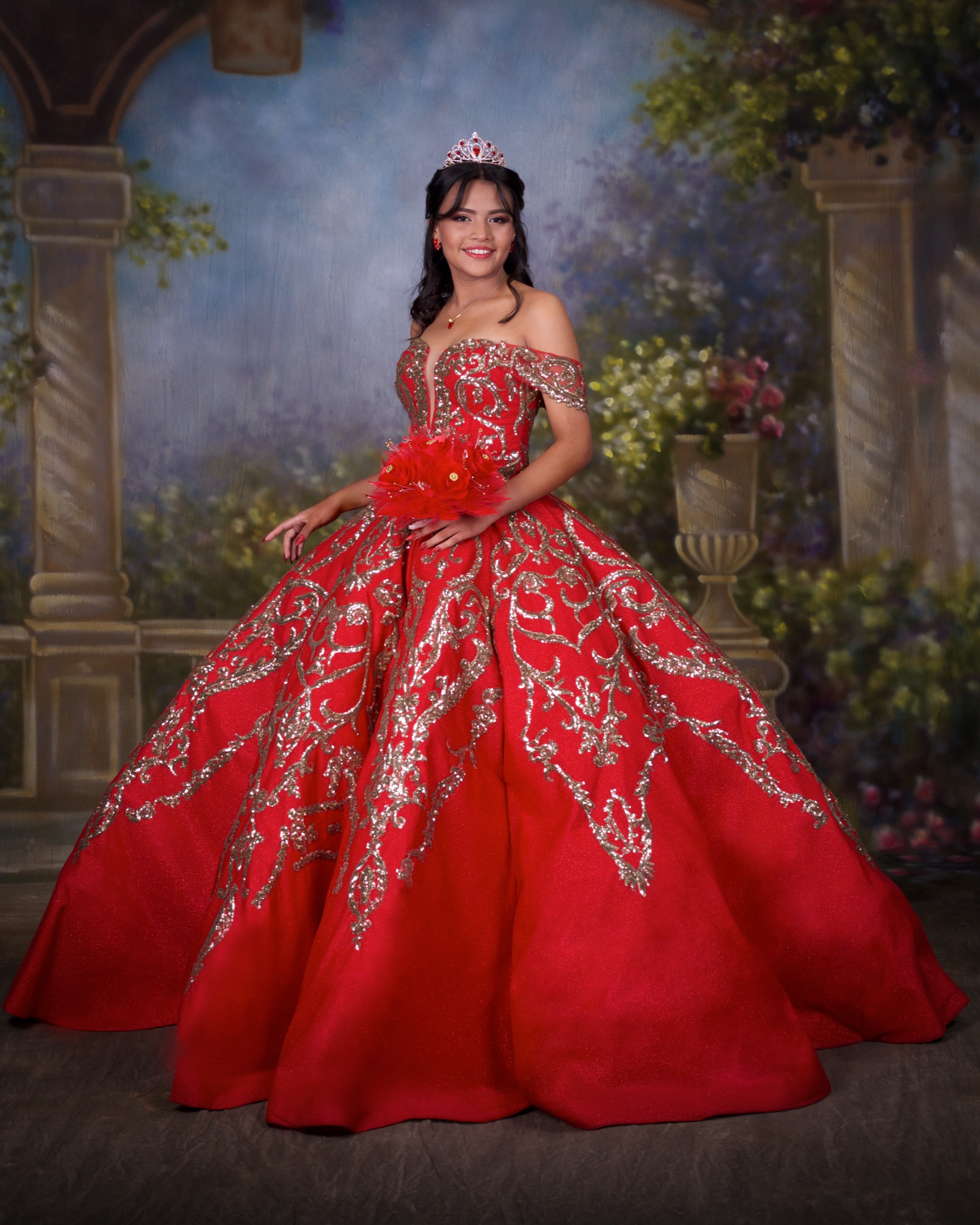 Retrato de estudio de quinceañera con vestido rojo completo