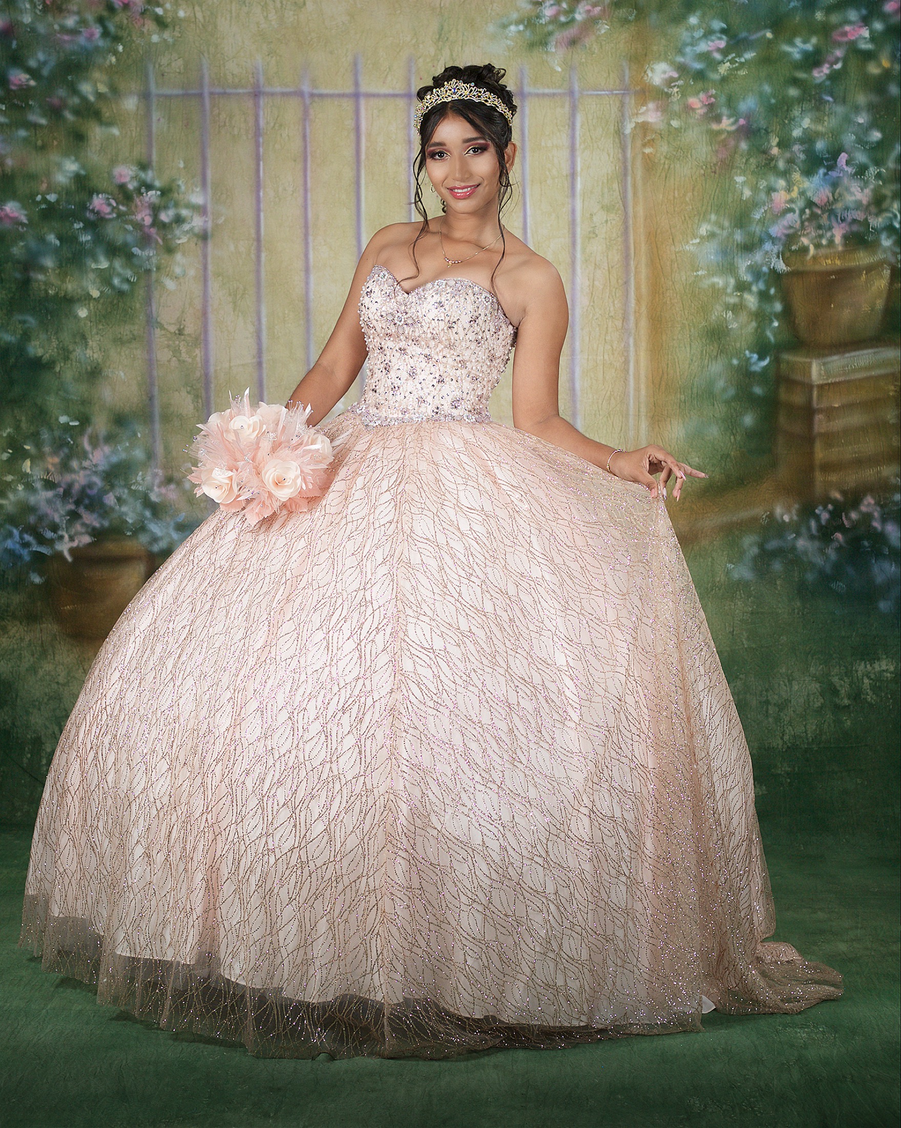Retrato de estudio de quinceañera en tonos rosa