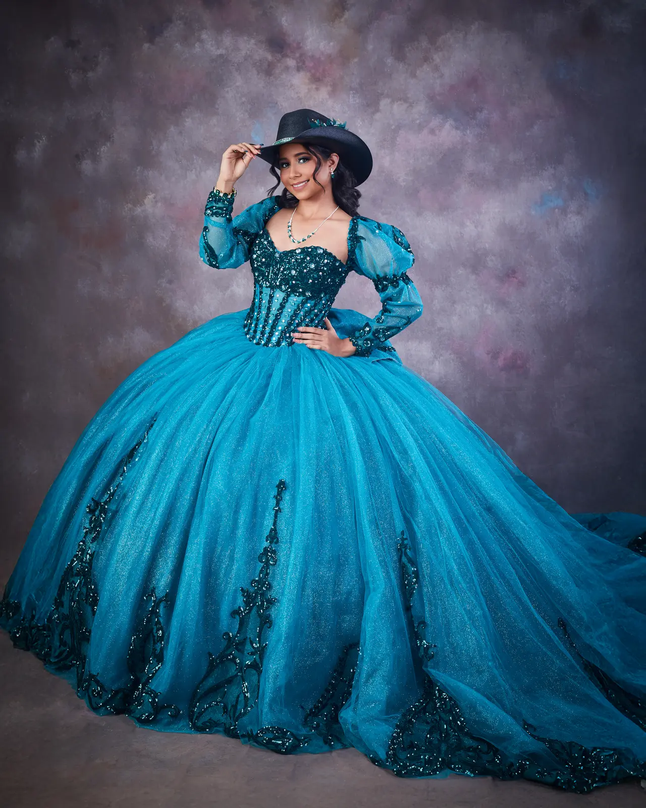 Quinceañera con vestido turquesa y sombrero